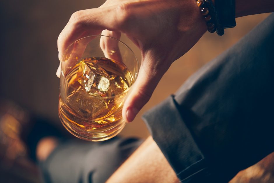 Vyriausybė siūlo leisti vartoti stiprųjį alkoholį 18-mečiams