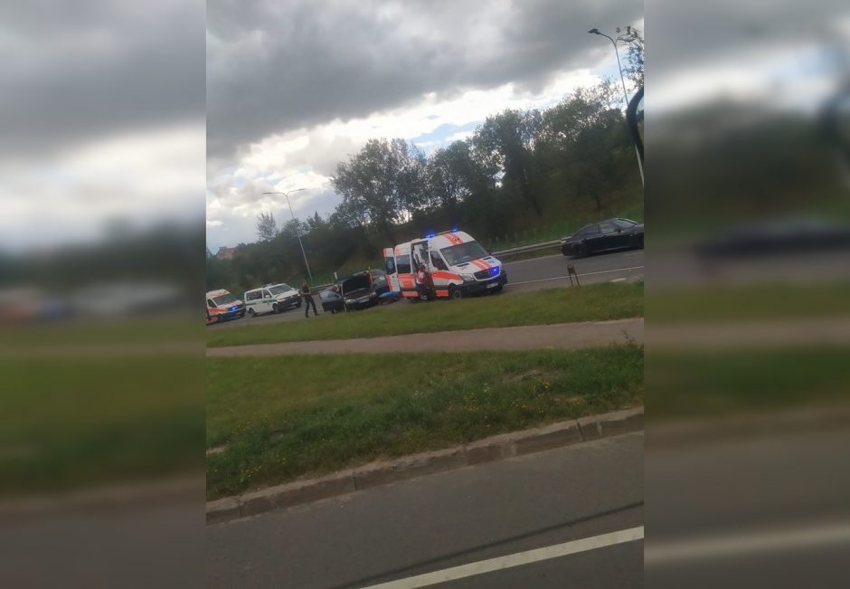 Po avarijos Vilniuje vienas automobilis pasišalino: vairuotoja perduota medikams