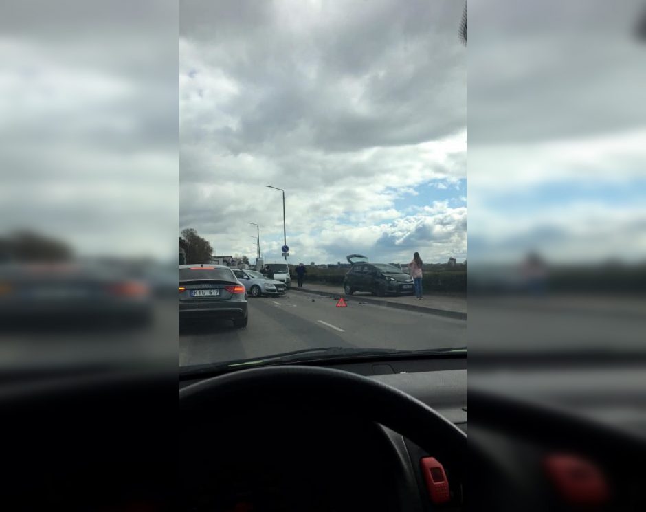 Avarija Karaliaus Mindaugo prospekte: vienas automobilis užlėkė ant šaligatvio