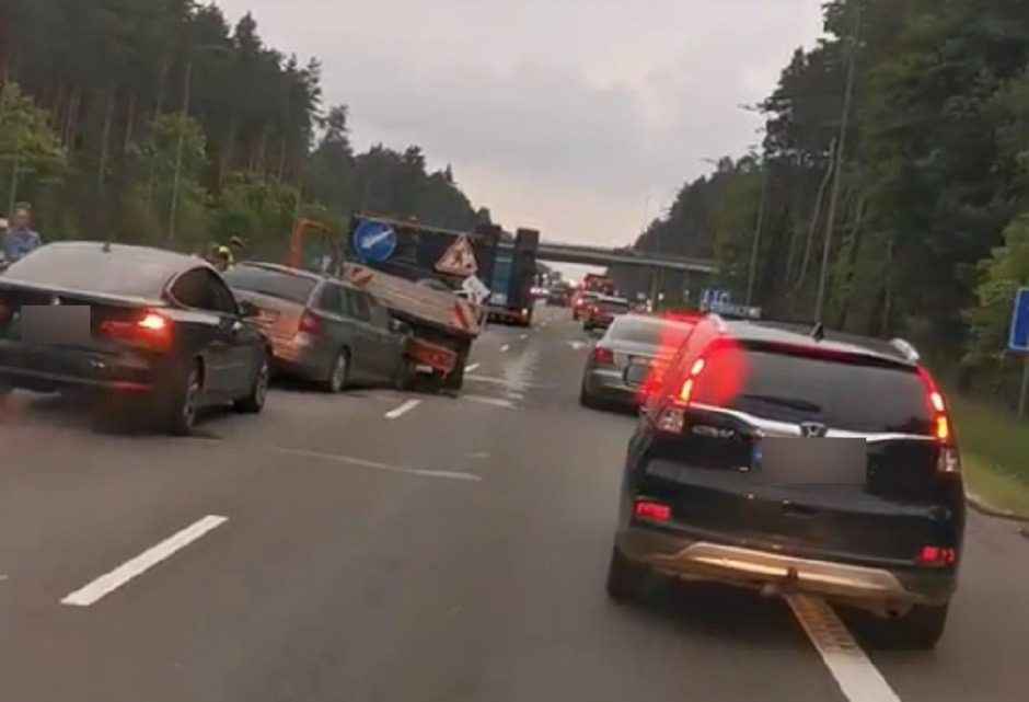 Vilniaus pakraštį kaustė masinė avarija: du vairuotojai nukentėjo