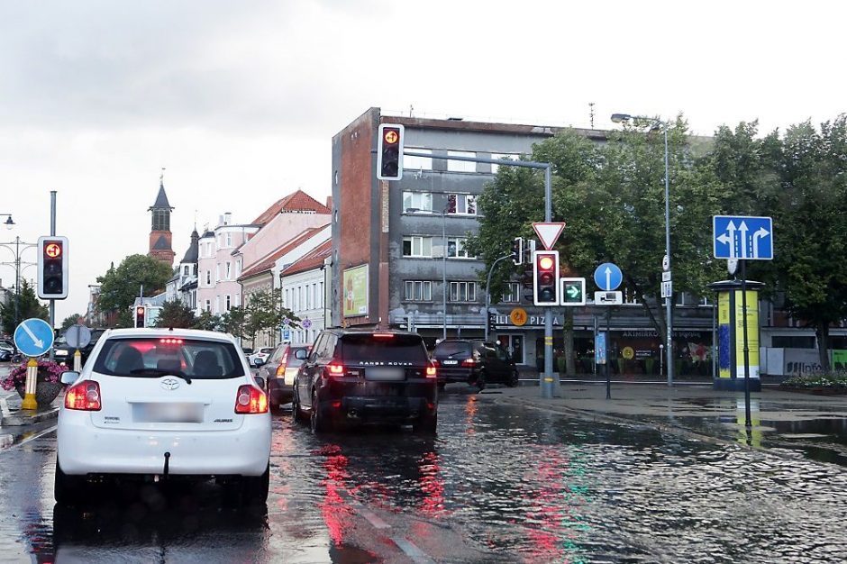 Lietus Klaipėdoje pažėrė iššūkių vairuotojams: atrodė, kad srautas prasiverš pro durelių apačią