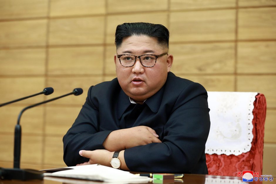 Šiaurės Korėja vėl išbandė „itin didelę“ raketų leidimo sistemą