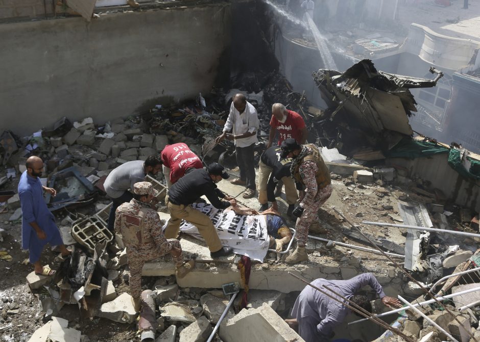 Pakistane po lėktuvo katastrofos rasta mažiausiai 40 kūnų (atnaujinta)