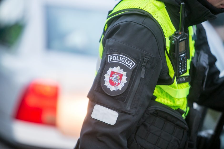 Pareigūnams įkliuvo „Saab“ vairuotojas ir keleivis: po įtarimų dėl narkotikų – į gydymo įstaigą