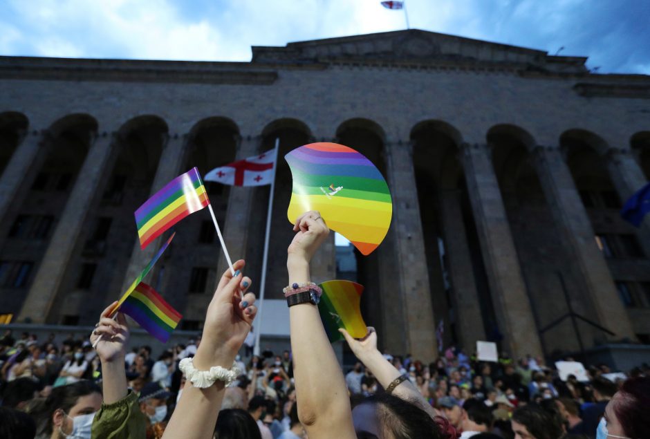 Sakartvele tūkstančiai žmonių protestavo prieš smurtą LGBTQ bendruomenės atžvilgiu