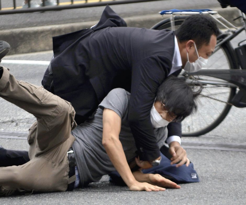 Žiniasklaida: įtariamasis Sh. Abe nužudymu po psichiatrinės ekspertizės sulaukė kaltinimų