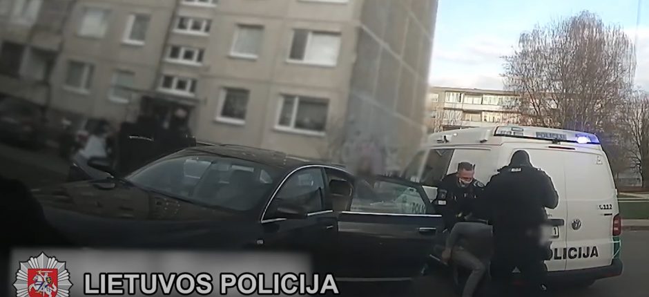 Policijos operacija Vilniaus mikrorajonuose: ant asfalto išguldė narkotikų platintojus