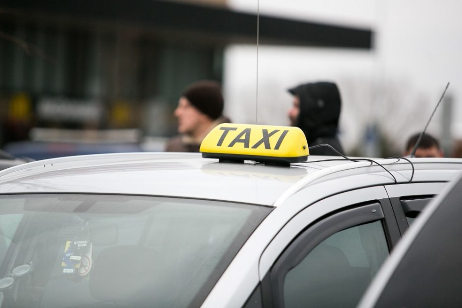 Širstantiems Vilniaus taksistams – prastos žinios: taksi neketinama leisti vėl važiuoti A juosta