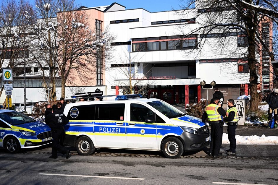 Vokietijoje 81-erių vyras pašovė paauglį ir susižalojo pats
