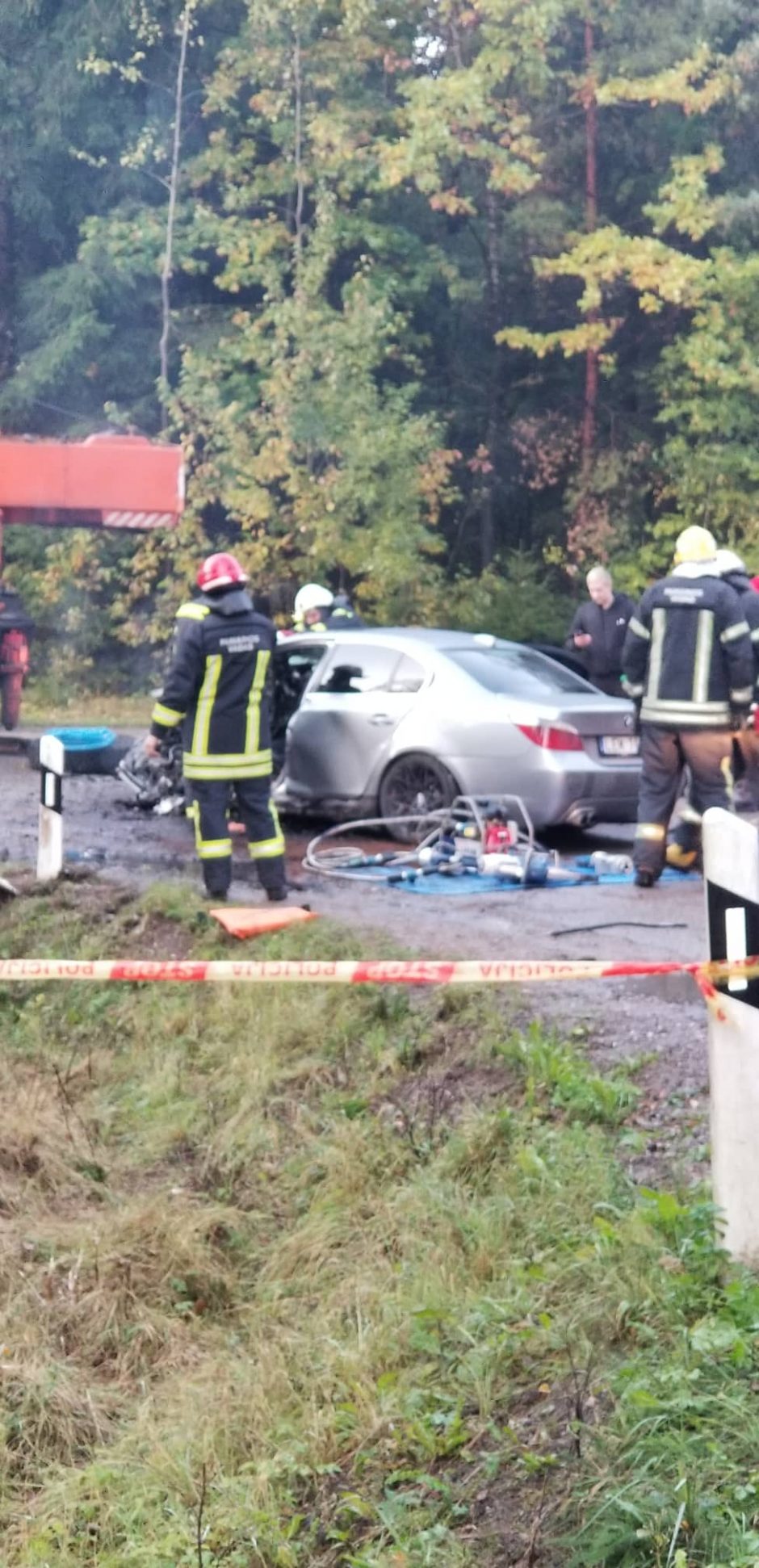 Klaipėdos rajone BMW rėžėsi į autokraną: sužeisti trys žmonės (papildyta)