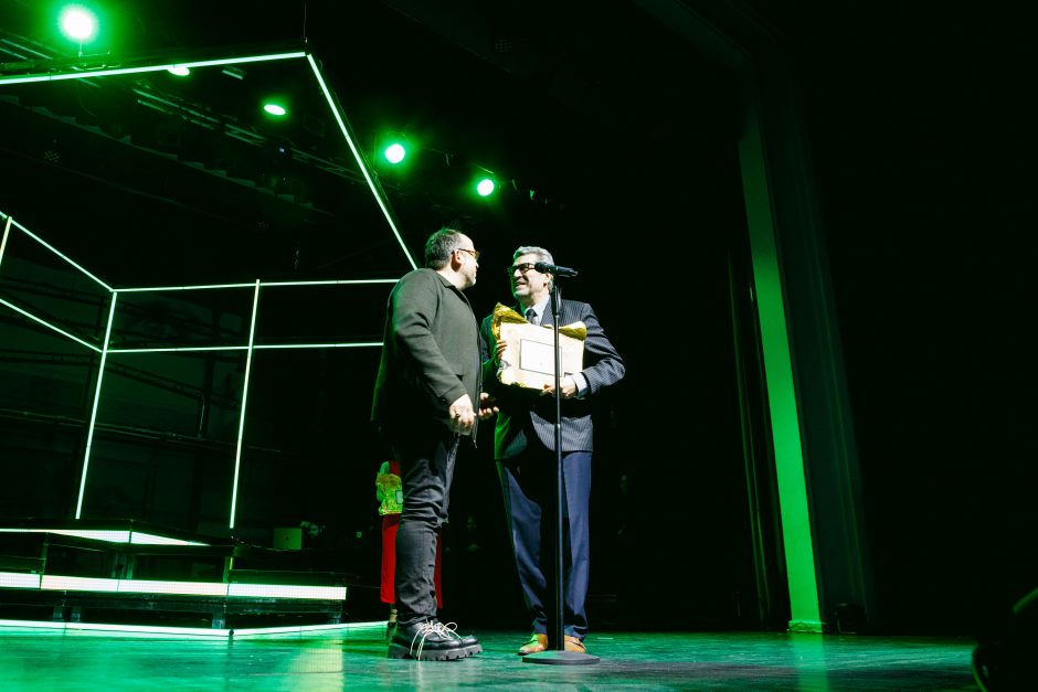Kaunas nusilenkė ryškiausioms teatro asmenybėms: aidint ovacijoms įteiktos „Fortūnos“