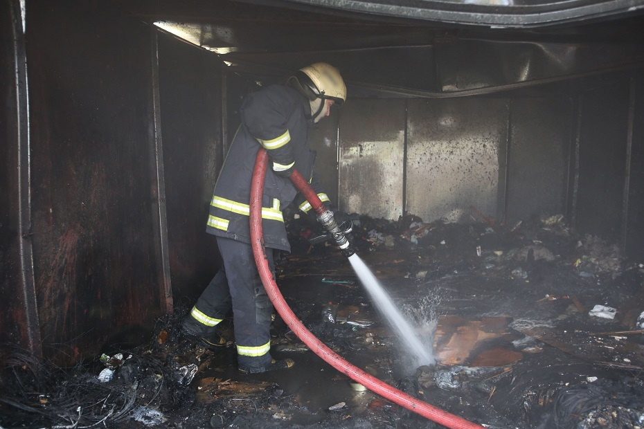Panevėžio rajone pleškėjo garažas: sudegė šešios transporto priemonės, nukentėjo žmogus