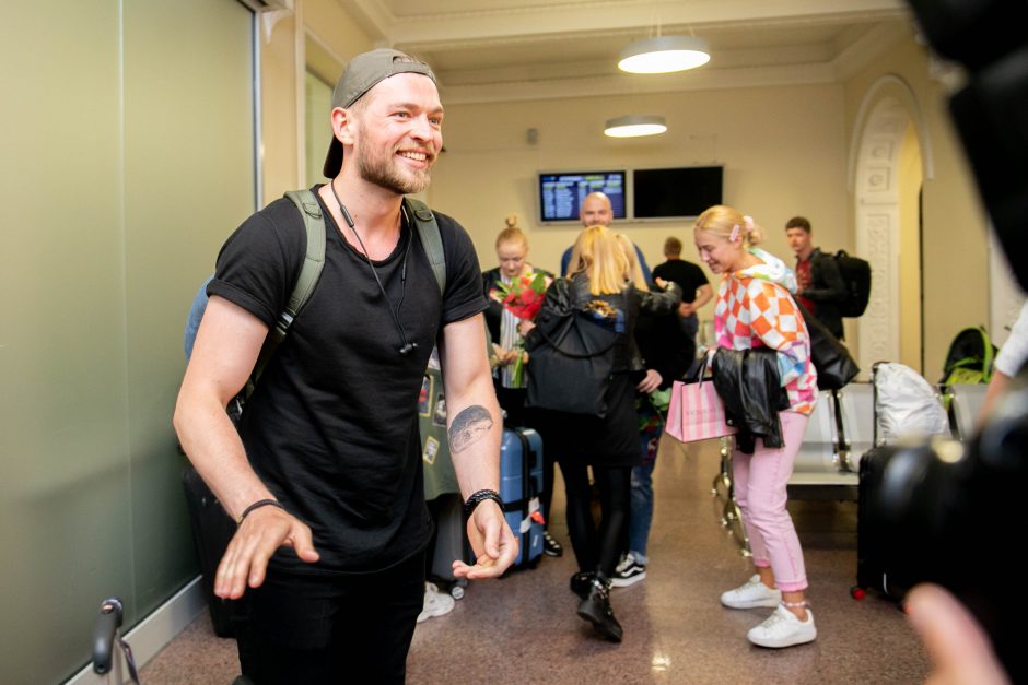 Per plauką į „Eurovizijos“ finalą nepatekęs J. Veklenko grįžo į Lietuvą
