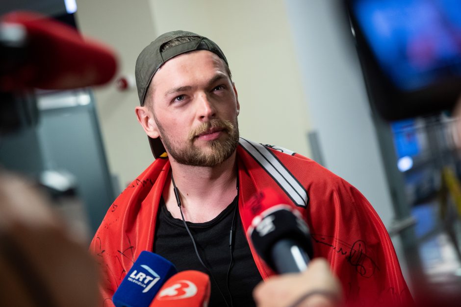 Per plauką į „Eurovizijos“ finalą nepatekęs J. Veklenko grįžo į Lietuvą