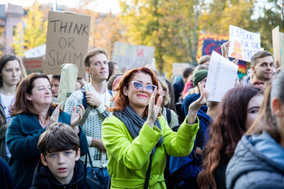 Paauglės iš Švedijos įkvėptas judėjimas – ir Vilniuje: susirinko keli šimtai žmonių