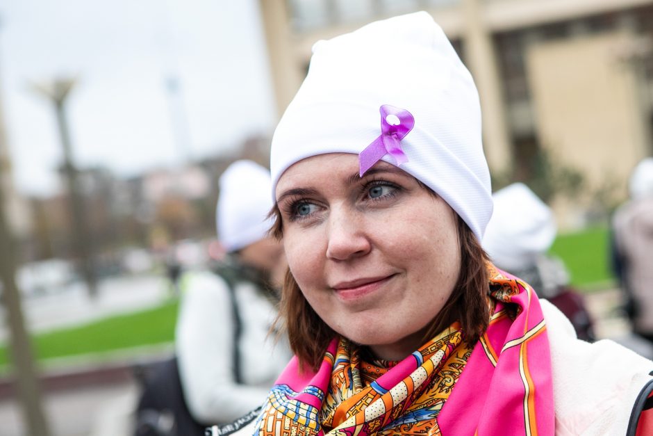 Prie Seimo susirinkę onkologiniai ligoniai priminė: vėžys – ne sloga