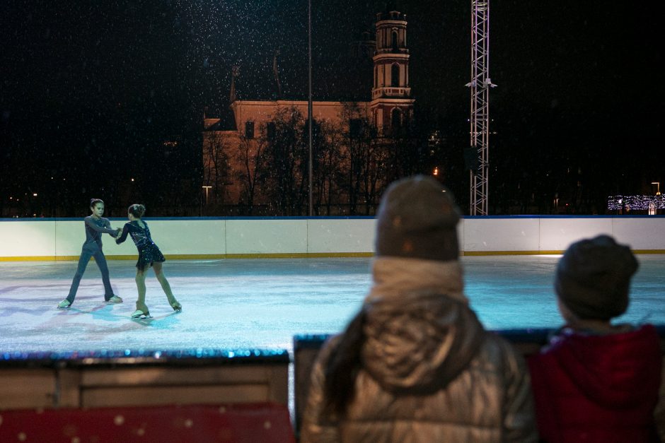 Lukiškių aikštėje atidaryta ledo čiuožykla