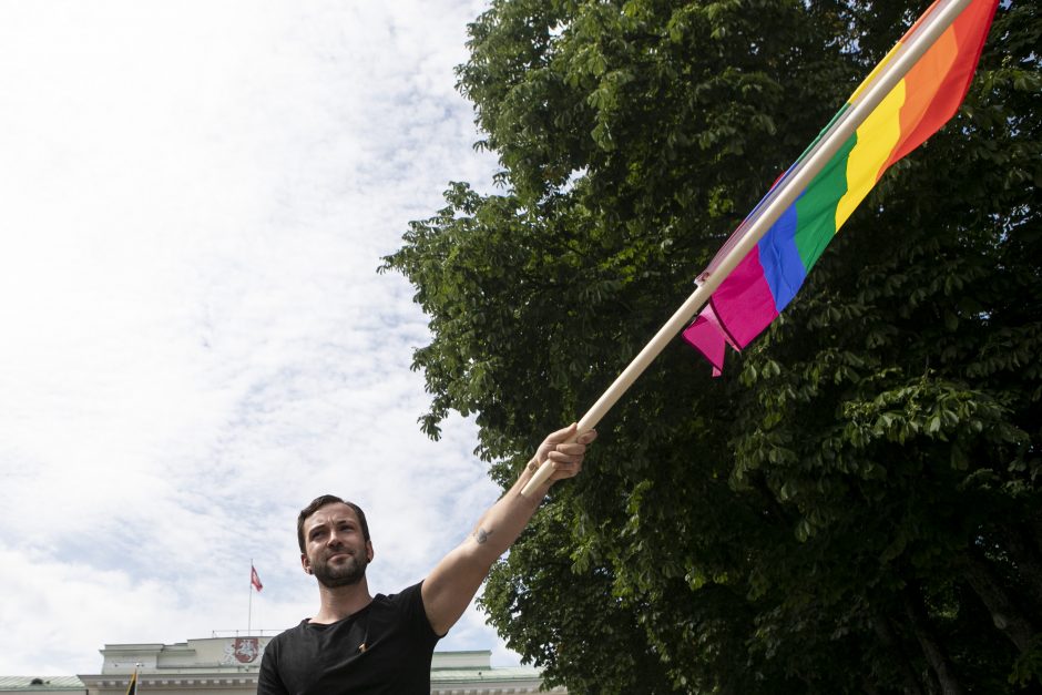 LGBT bendruomenė surengė prezidento padrąsinimo akciją