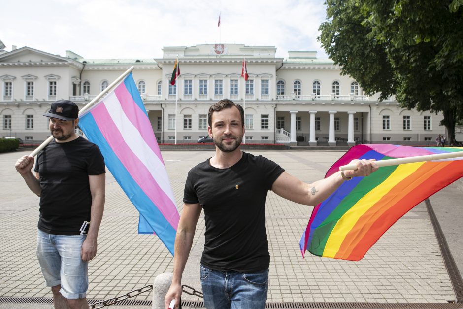 LGBT bendruomenė surengė prezidento padrąsinimo akciją