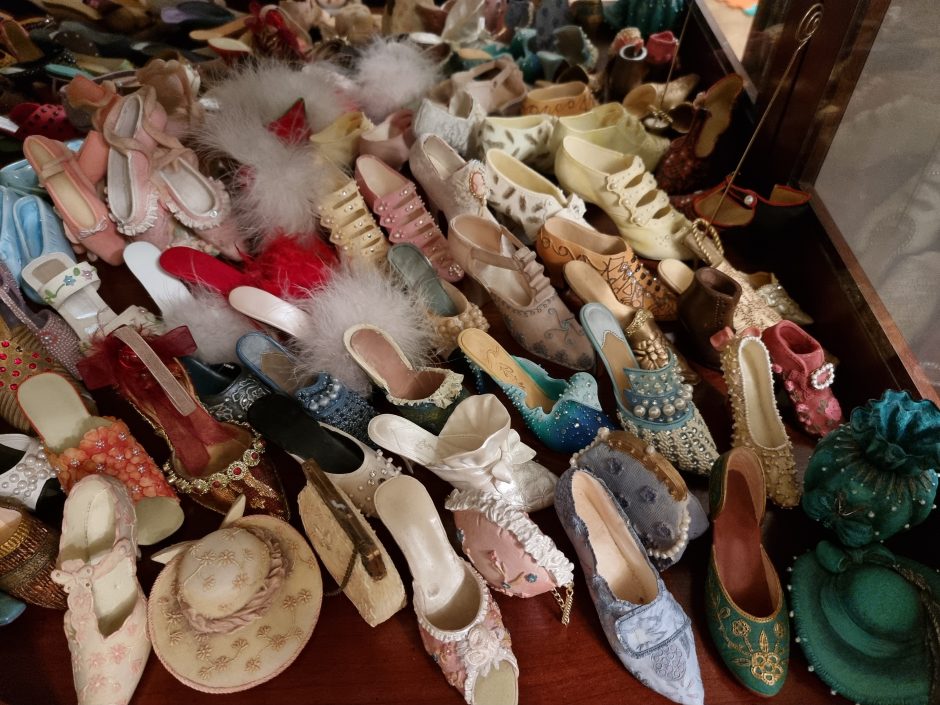 Aistra batams virto dekoratyvinių batukų kolekcija: namuose jų – beveik 500