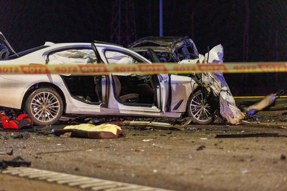 Kraupi avarija Kaune: vyras plikomis rankomis iš degančio „Mercedes-Benz“ ištraukė vairuotoją
