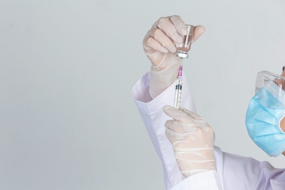 Persirgusius žmones nuo koronaviruso SAM svarsto skiepyti bet kurios vakcinos viena doze
