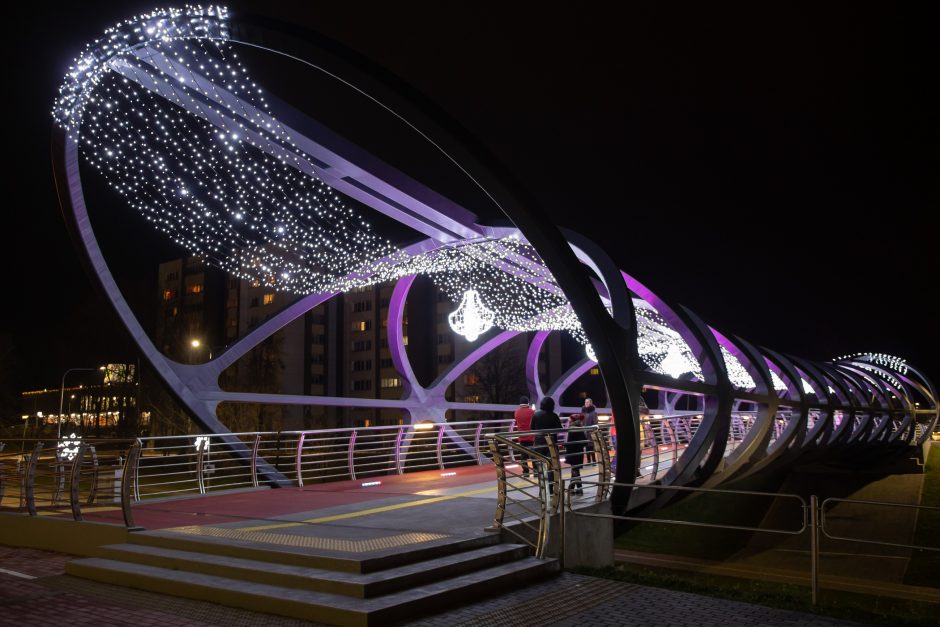 Jonaviečiai miesto eglę pasiekia magišku Kalėdų tiltu