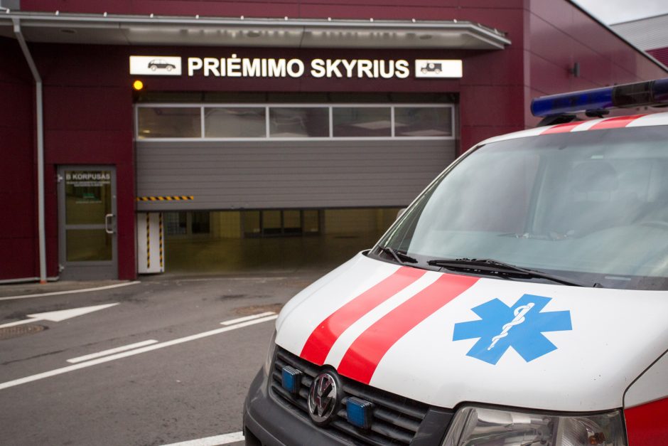 Dėl durtinių žaizdų į Vilniaus ligoninę atvežtas vyras iš jos pabėgo