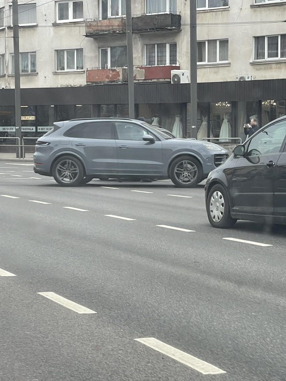 Judrioje Kauno sankryžoje – dviejų automobilių avarija