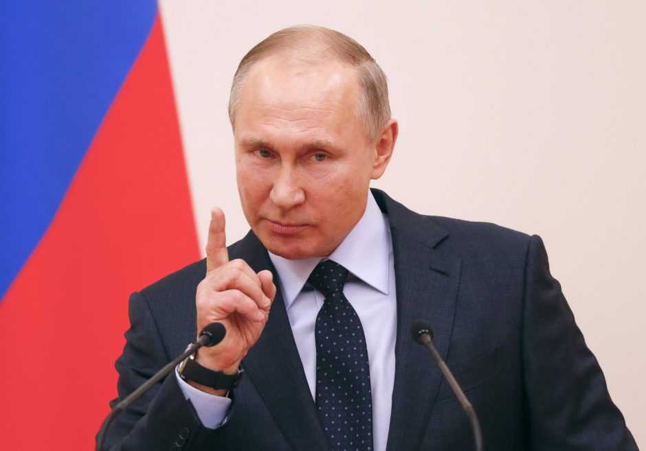 Vis mažiau rusų pasitiki V. Putinu