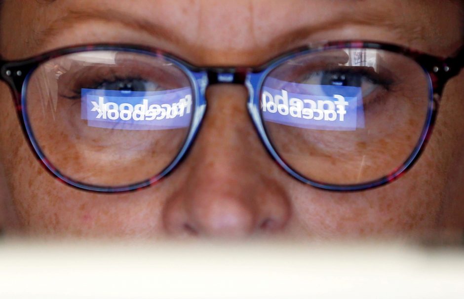 Teismas išaiškino, ar artimieji gali paveldėti mirusiojo paskyrą „Facebook“