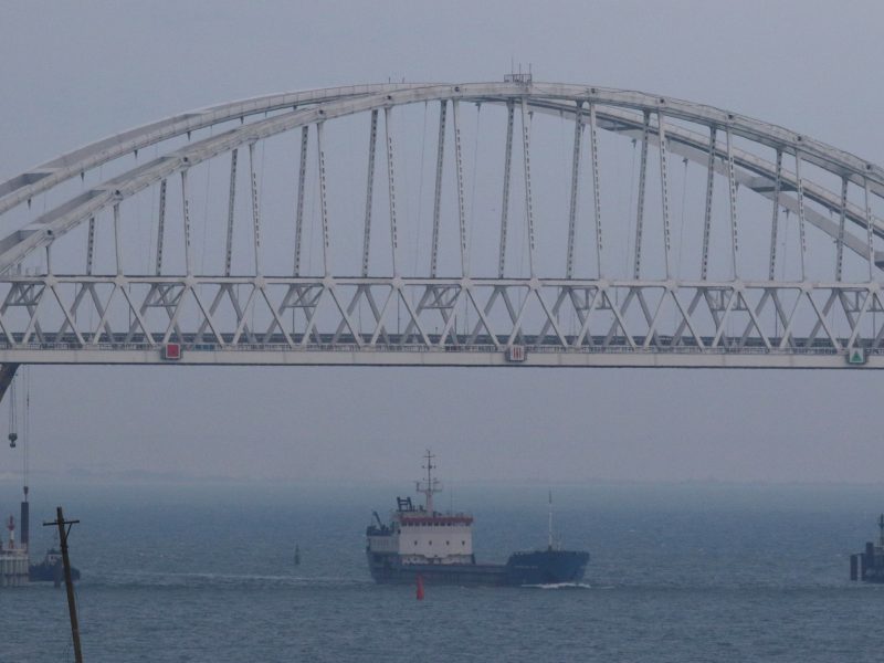 Ukraina žada netrukus pasiųsti karo laivų Kerčės sąsiauriu