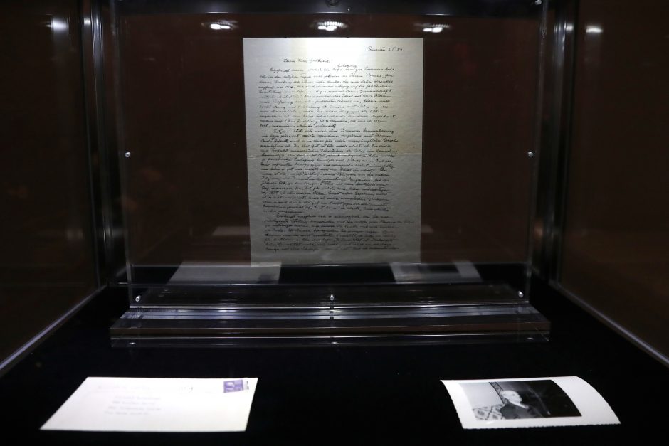 A. Einšteino laiškas su abejonėmis dėl Dievo aukcione parduotas už rekordinę sumą