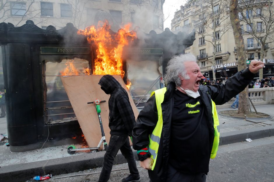 Premjeras: Prancūzijos valdžia neveiksmingai sureagavo į riaušes sostinėje