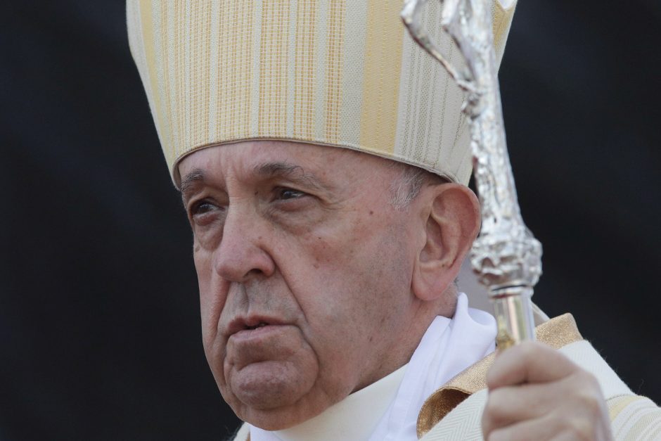 Popiežius paragino politikus nesėti neapykantos