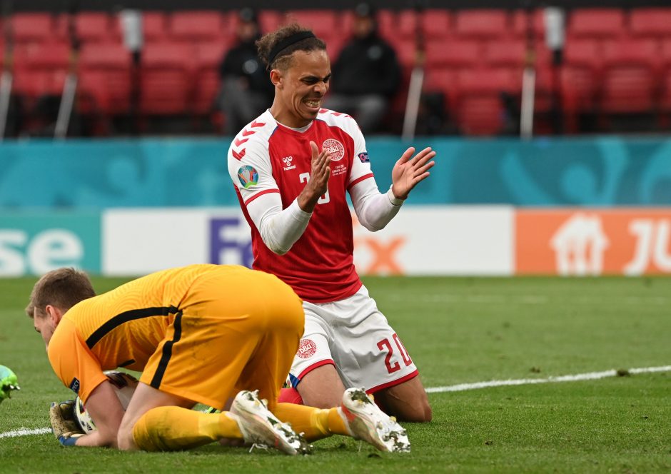 Išgąstis per rungtynes: susmukusi Danijos žvaigždė atgavo sąmonę