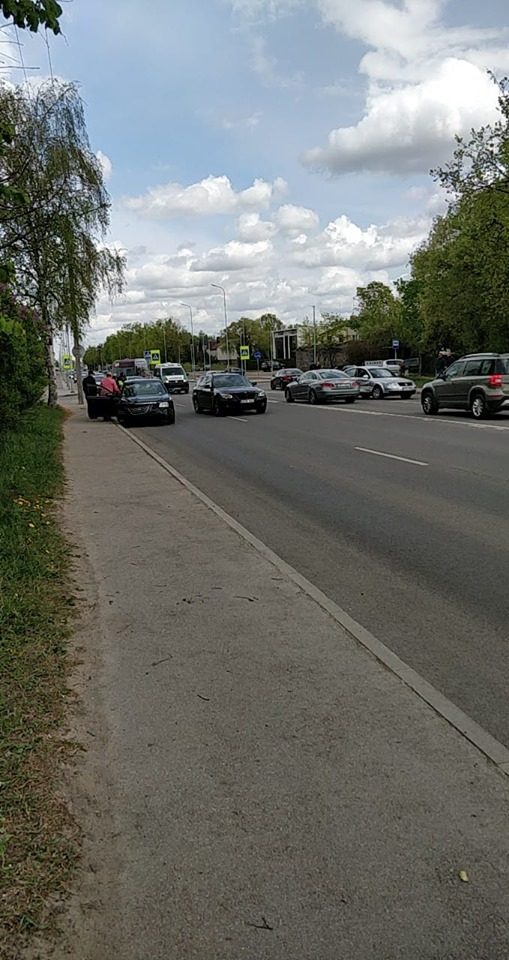 Įvairiose Kauno vietose – spūstys: po avarijos vairuotojui prireikė medikų pagalbos