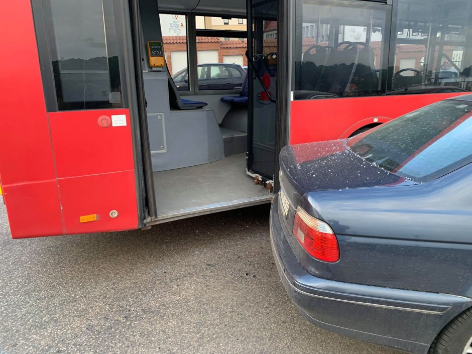 Kaune – masinė avarija: autobusas kliudė BMW, šis – kitas mašinas