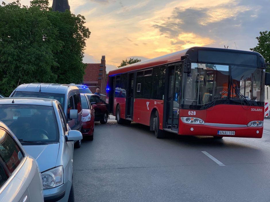 Kaune – masinė avarija: autobusas kliudė BMW, šis – kitas mašinas