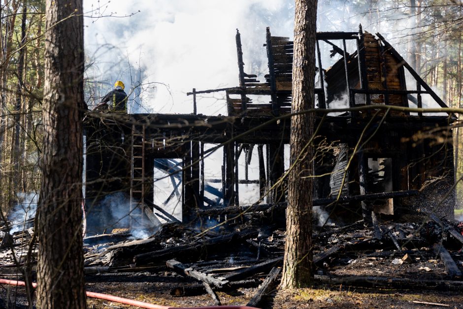 Vilniuje sudegė medinis namas: buvo išsiųstos gausios ugniagesių pajėgos