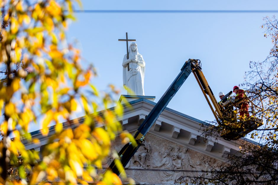 Ant Vilniaus reformatų bažnyčios stogo iškeltos trys sovietmečiu demontuotos skulptūros