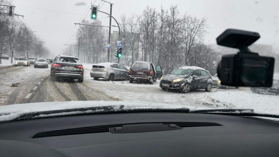Gausus sniegas sukaustė Kauno gatves