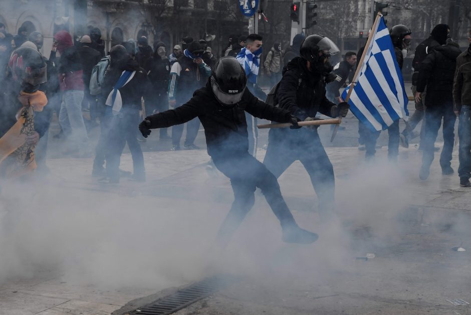 Tūkstančiai žmonių Atėnuose protestavo prieš pavadinimo susitarimą su Makedonija