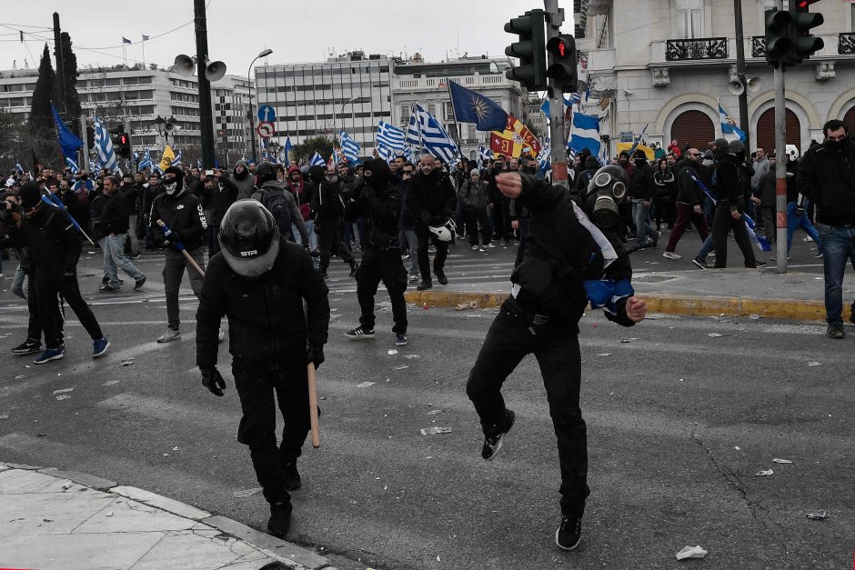 Tūkstančiai žmonių Atėnuose protestavo prieš pavadinimo susitarimą su Makedonija