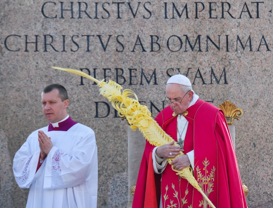 Popiežius Pranciškus palaimino palmių šakeles, prasideda Didžioji savaitė