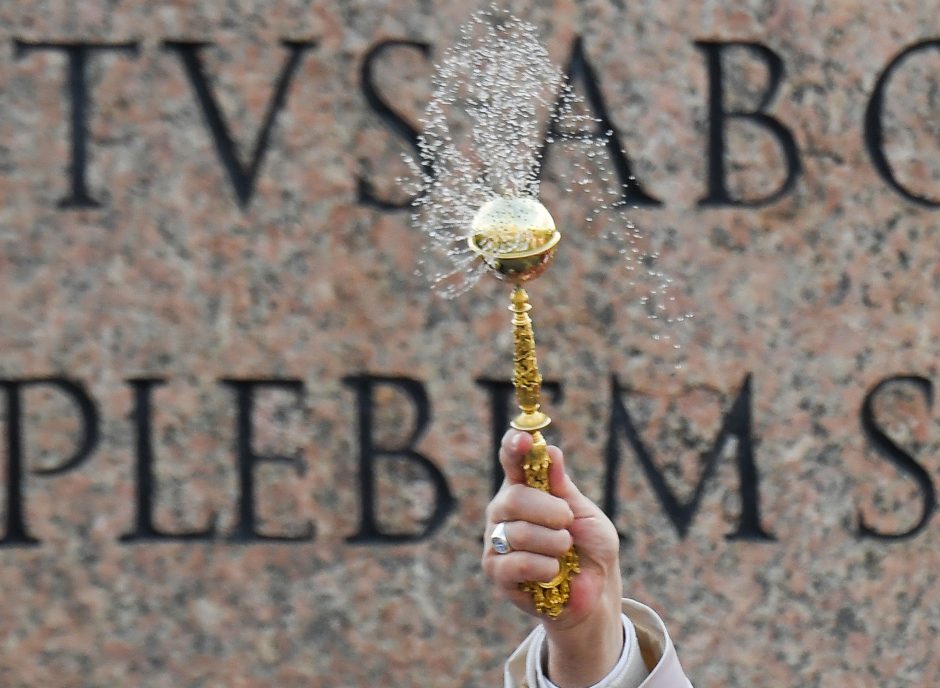 Popiežius Pranciškus palaimino palmių šakeles, prasideda Didžioji savaitė