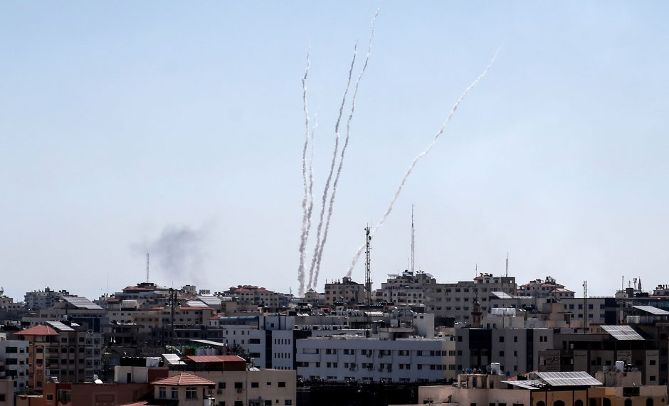 Iš Gazos Ruožo paleidus dešimtis raketų Izraelis sudavė atsakomųjų smūgių 