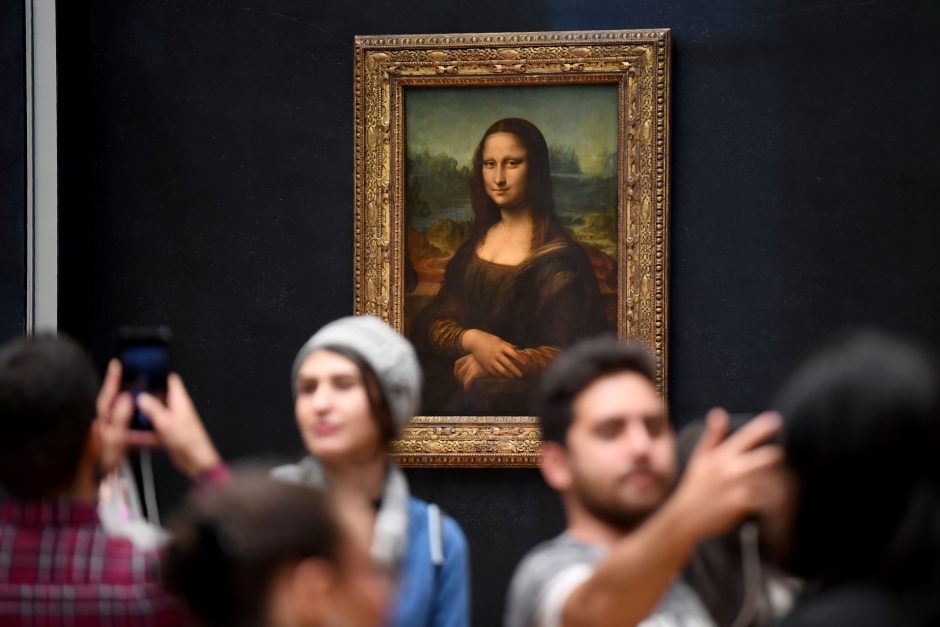 „Mona Liza“ sugrįžo: garsiuoju paveikslu vėl galima gėrėtis įprastoje vietoje