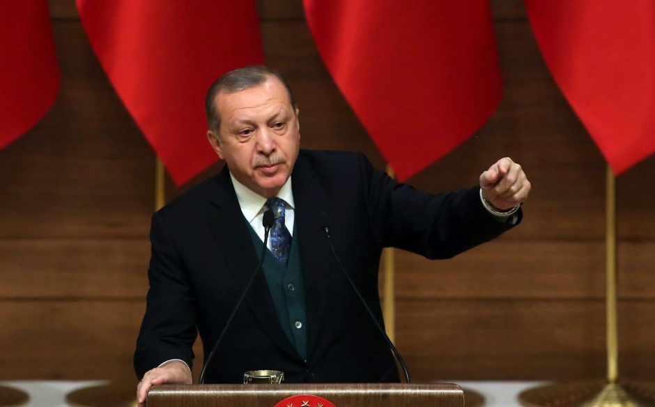 Turkų lyderis kaltina J. Bideną „kruvinomis rankomis rašant istoriją“ dėl paramos Izraeliui 
