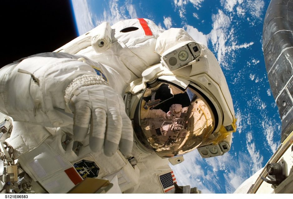 Į kosmosą išėję astronautai įrengė TKS dar vieną vietą erdvėlaivių susijungimui